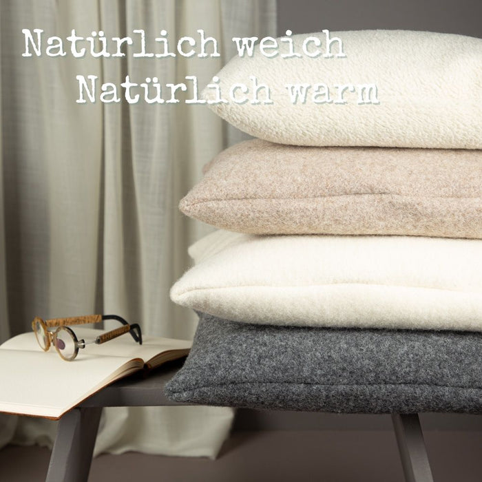 Stapel aus bunten Dekokissen aus Merinowolle Flauschloden