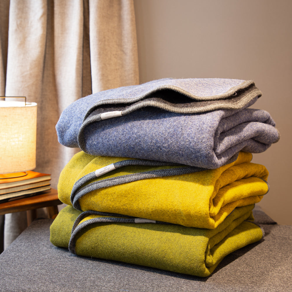 Wolldecke_Lodendecke_Schurwolle_Stapel_verschiedene_Farben-4