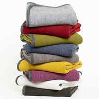 warme Lodendecke bunte Decken als Stapel