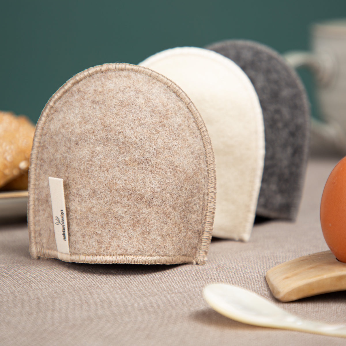 dreifarbig_Eierwaermer_Loden_Haube-1