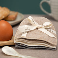 dreifarbig_Eierwaermer_Loden_Haube-2