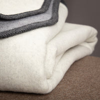 wolldecke-lodendecke-reine_schurwolle-grau_creme-11_cb5f15b5-392b-4c97-875e-0601ac417a0f