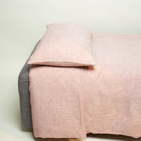 Bett mit rosa Bioleinenbettwäsche