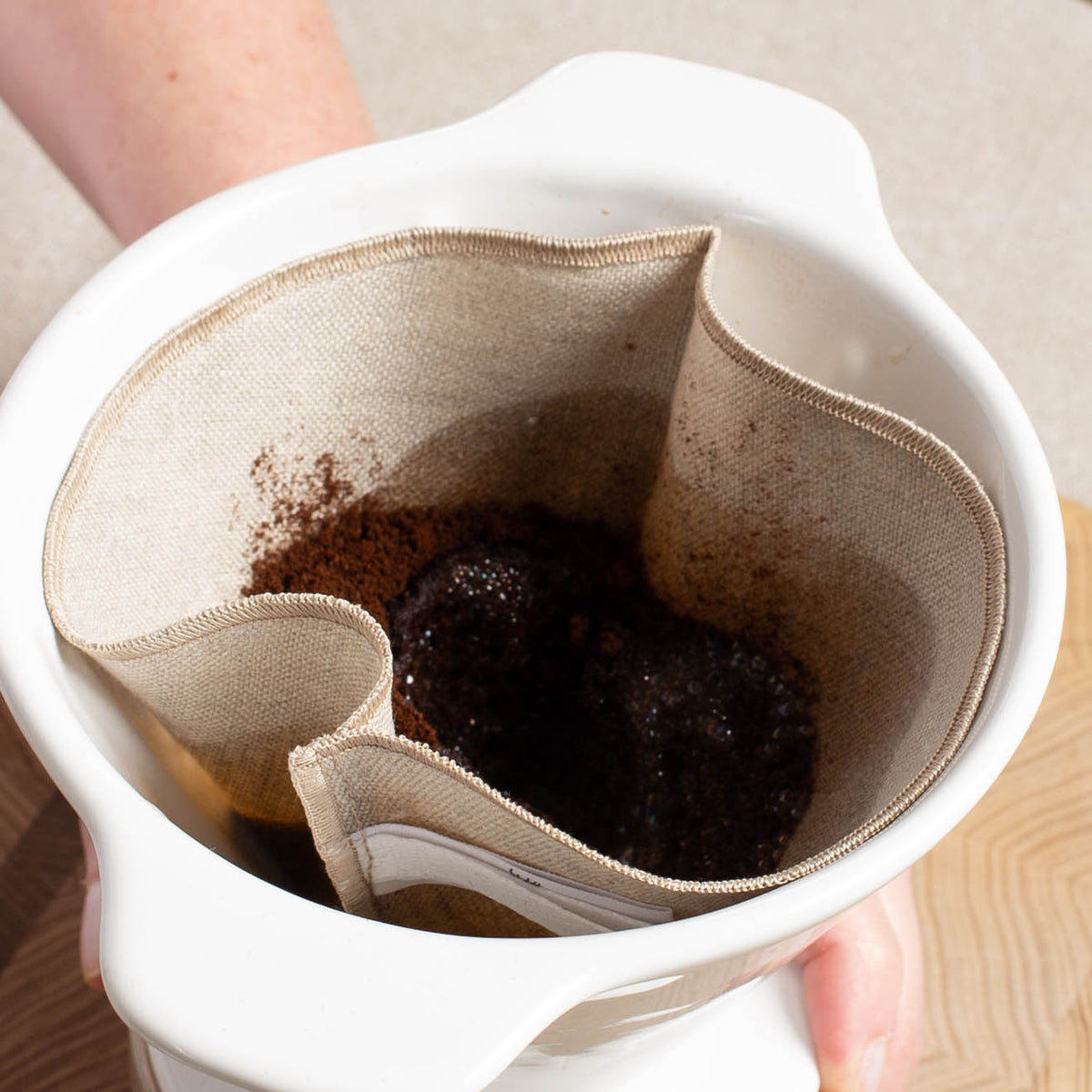 Mehrweg Kaffeefilter in natur mit Kaffeepulver