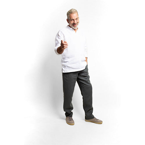 Leinenhemd und Leinenschuhe