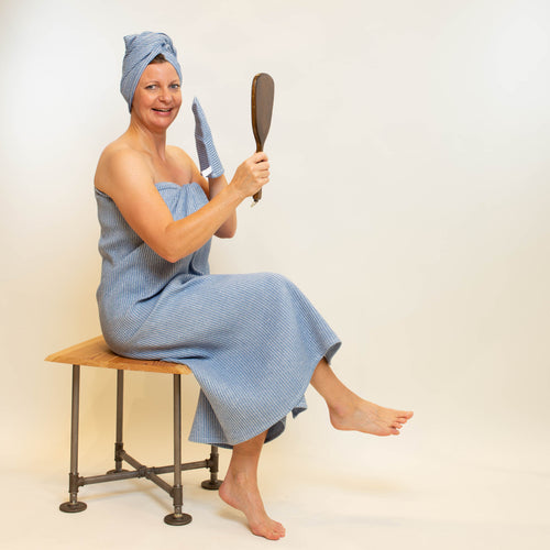 Frau mit Handtuch und Badetuch aus Waffelpiquée in blau