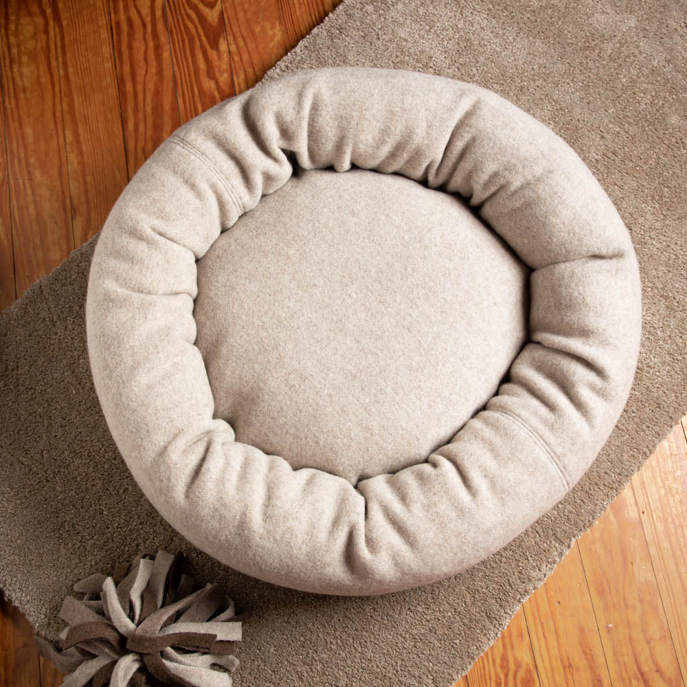 Hundedonut_MongolischeMerinowolle-Naturfuellung_grau-beige-2