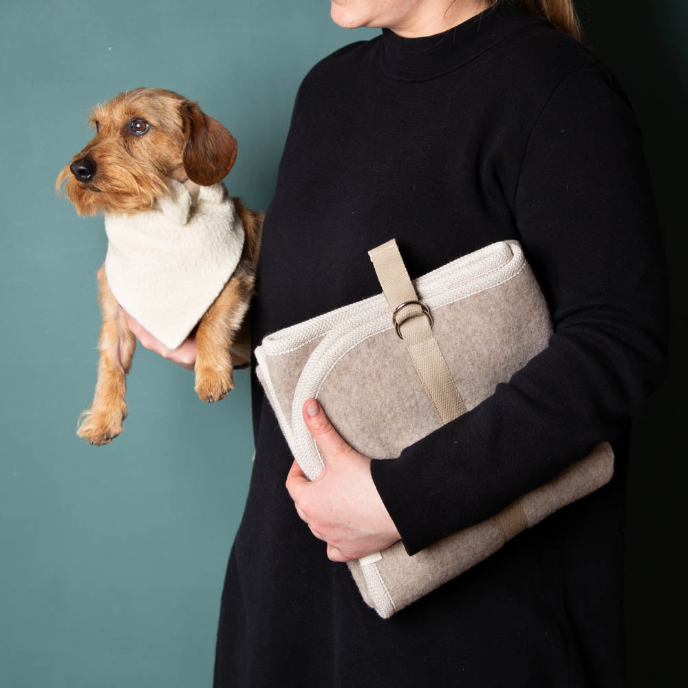 Hundematte_Schurwolle_mit_Trageriemen_Tragevarianten_mit_Hund-2