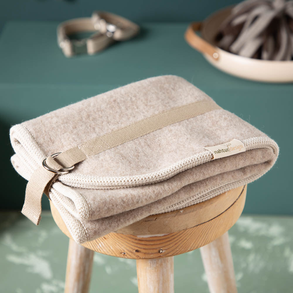 Hundematte_Schurwolle_mit_Trageriemen_beige