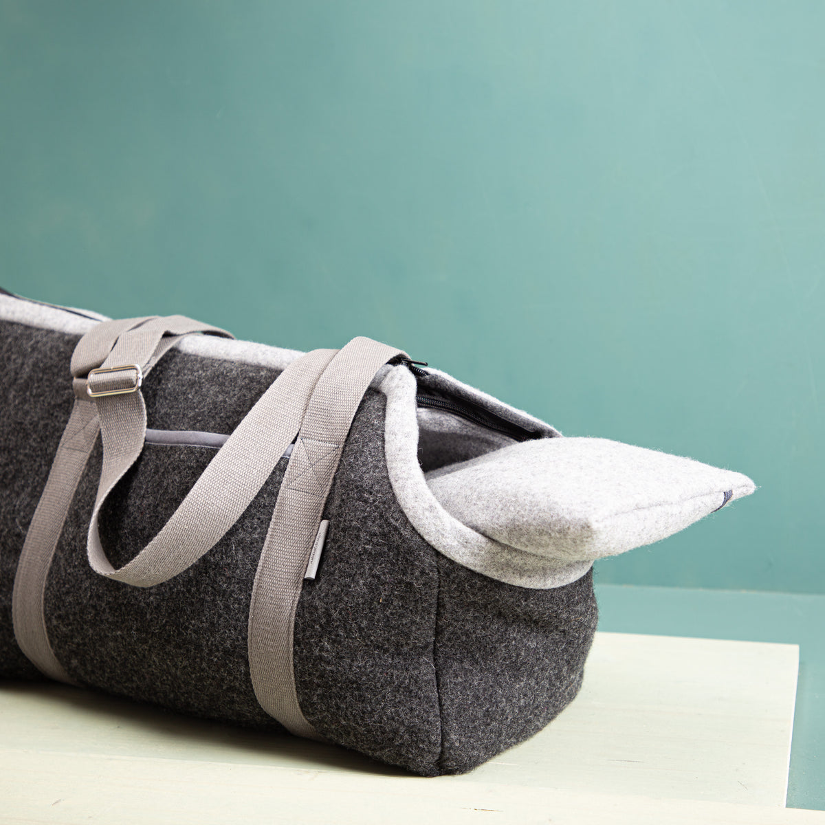 Hundetasche aus Loden grau_ Seitenansicht mit Kuschelkissen