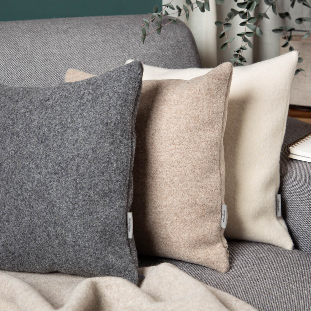 Kuschelkissen_Wollefuellung_verschiedene_Groessen_Sofakissen_Komfort_Farbfloete
