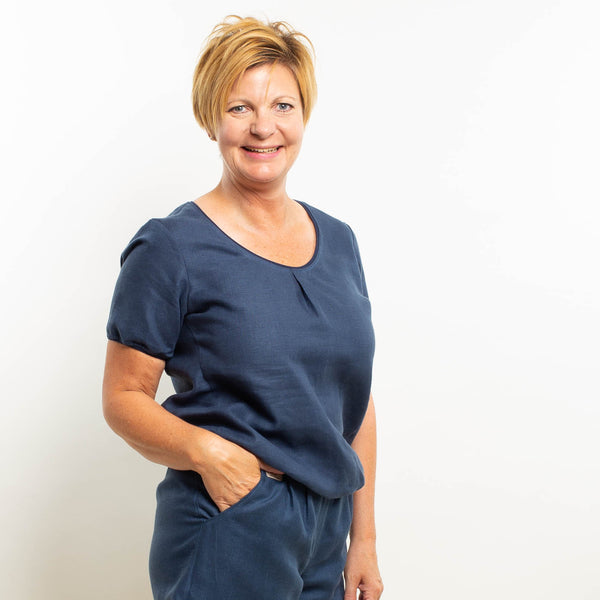 blaues Leinenshirt mit Rundhals Seitenansicht