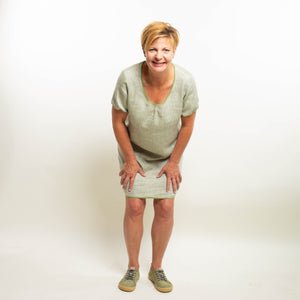 Frau in Leinenkleid grün