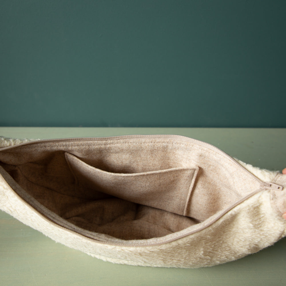 Moon-Bag_Pluesch-creme-Schurwolle-11