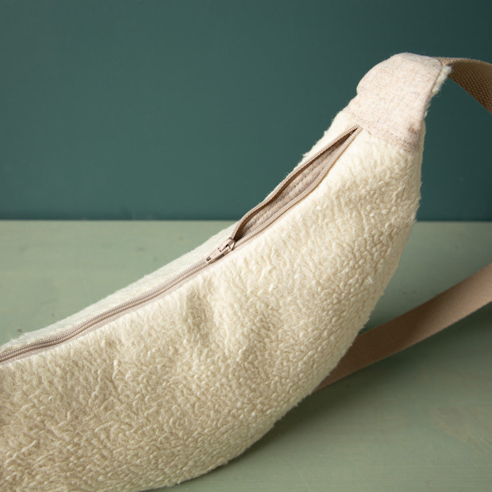 Moon-Bag_Pluesch-creme-Schurwolle-9