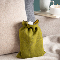 Oekowaermflasche_mit_Bezug_aus_Loden_-_Schurwolle_-_plastikfrei_-_gruen-3