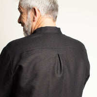 Detail Rückenansicht schwarzes Leinenhemd