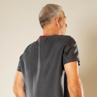 Rückenansicht Leinenshirt mit Rundhals anthrazit mit rot