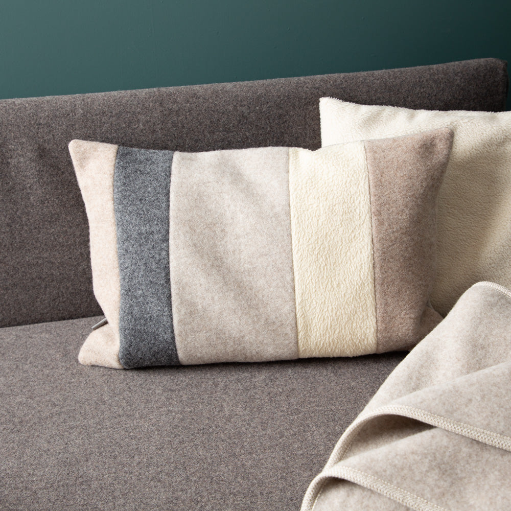 Sofakissen_40x60_cm_beige_Wolle_Naturfuellung-2