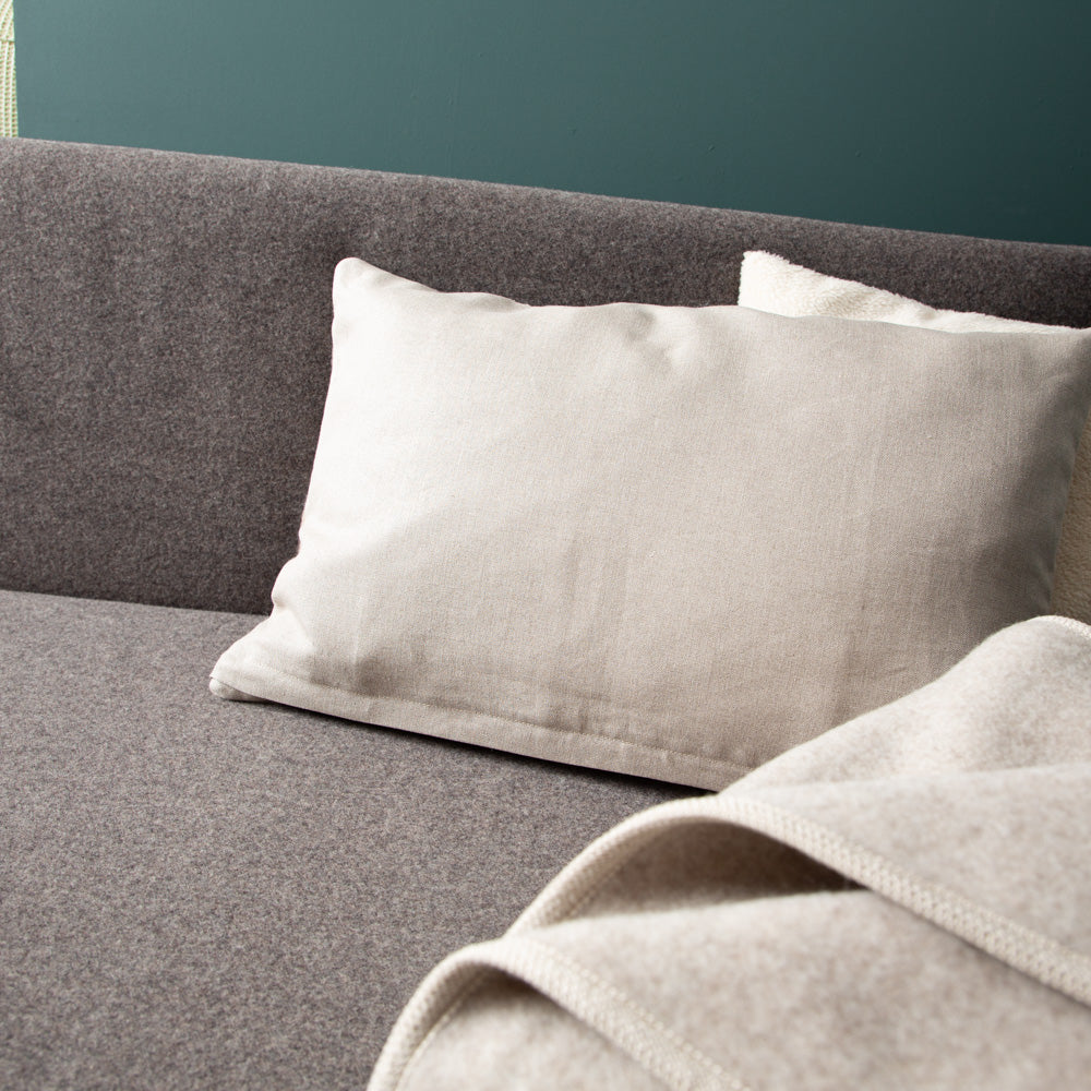 Sofakissen_40x60_cm_beige_Wolle_Naturfuellung-8
