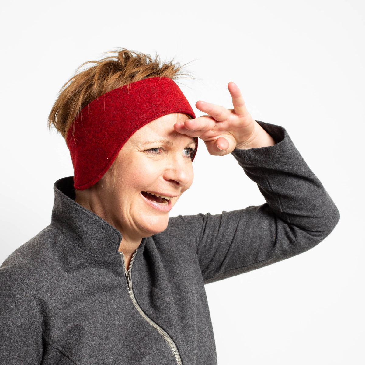 Frau mit Stirnband aus 100% Schurwolle rot