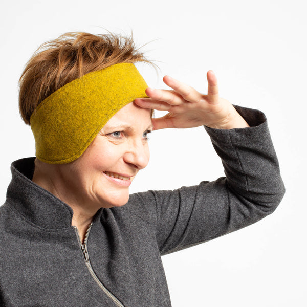 Frau mit Stirnband aus 100% Schurwolle curry