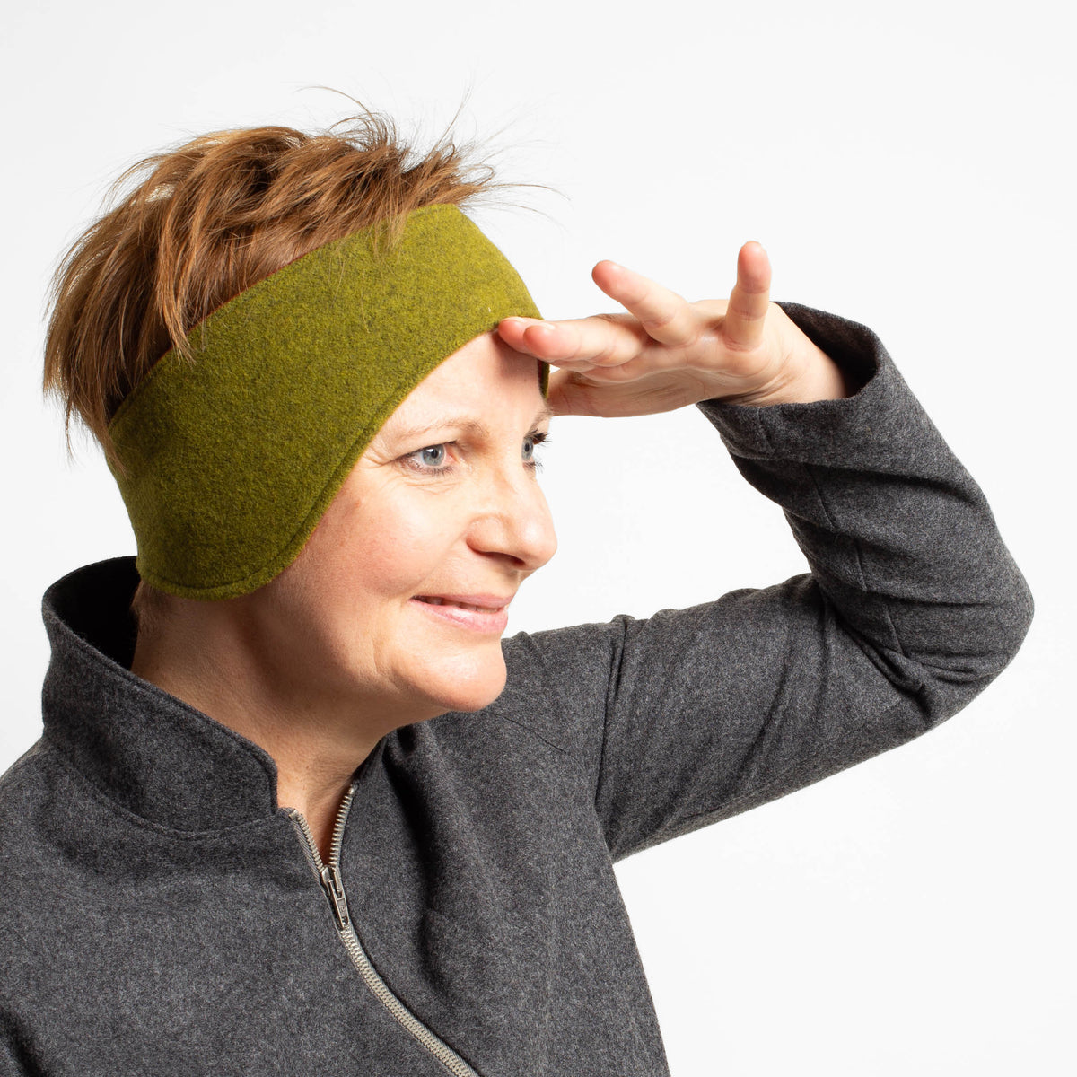 Frau mit Stirnband aus 100% Schurwolle moos