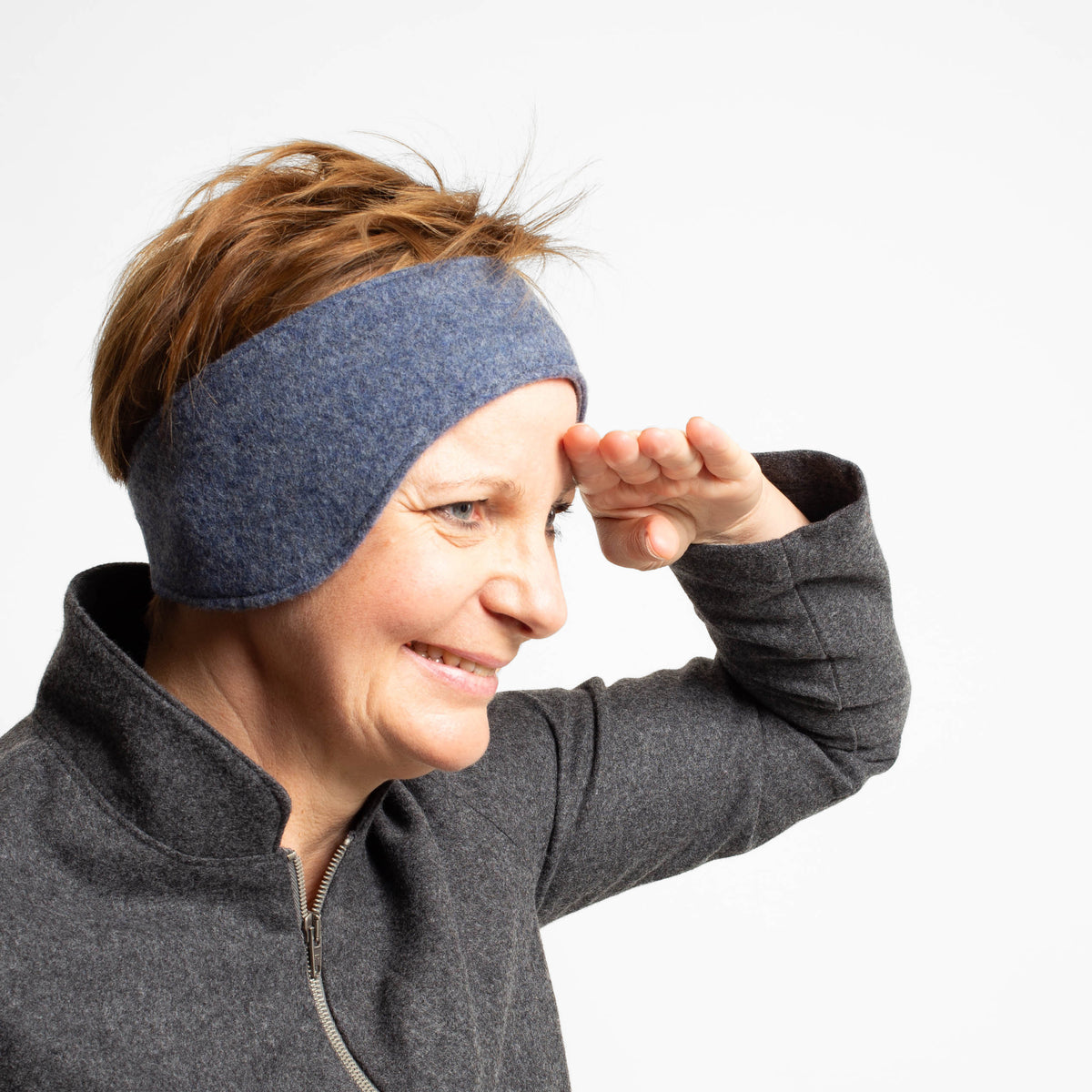 Frau mit Stirnband aus 100% Schurwolle blau