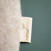 Strampelsack_Pucksack_PremiumMerinowolle_Mongolwolle_grau-beige_ungefaerbt_4von5