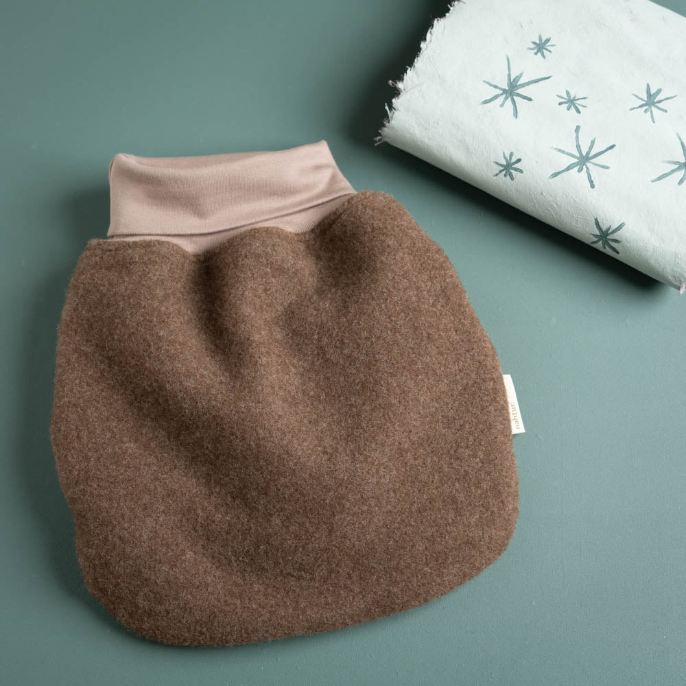 Strampelsack_Pucksack_Premium_Merinowolle_Mongolwolle_schokobraun_ungefaerbt_1_von_5