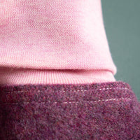 Strampelsack_Pucksack_Schurwolle_Flauschloden_beere_6von6