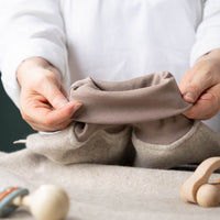 Strampelsack_Pucksack_mongolischeMerinowolle_Premium-ungefaerbt_grau-beige_1von2