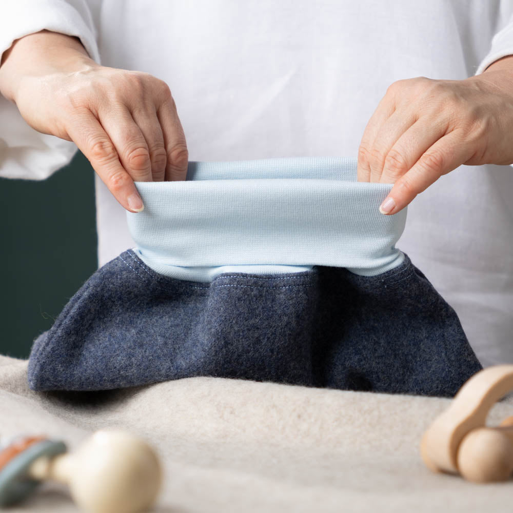 Strampelsack_Pucksack_mongolische_Merinowolle_Premium-ungefaerbt_grau-beige_2_von_2