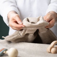 Strampelsack_Pucksack_mongolische_Merinowolle_Premium-ungefaerbt_hellbraun_1_von_2