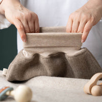 Strampelsack_Pucksack_mongolische_Merinowolle_Premium-ungefaerbt_hellbraun_2_von_2