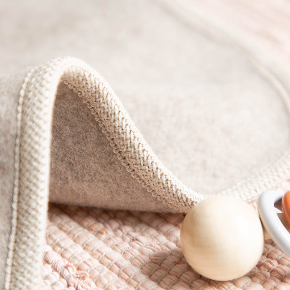 babydecke_kinderdecke_mongolische_merinowolle_ungefarbt-grau-beige-3
