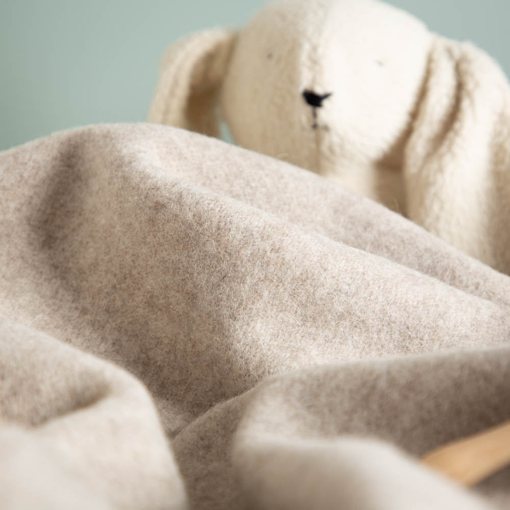 babydecke_kinderdecke_mongolische_merinowolle_ungefarbt-grau-beige-6