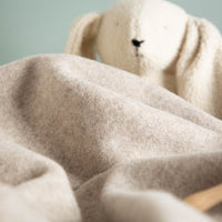 babydecke_kinderdecke_mongolische_merinowolle_ungefarbt-grau-beige-6