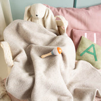 babydecke_kinderdecke_mongolische_merinowolle_ungefarbt-grau-beige-7