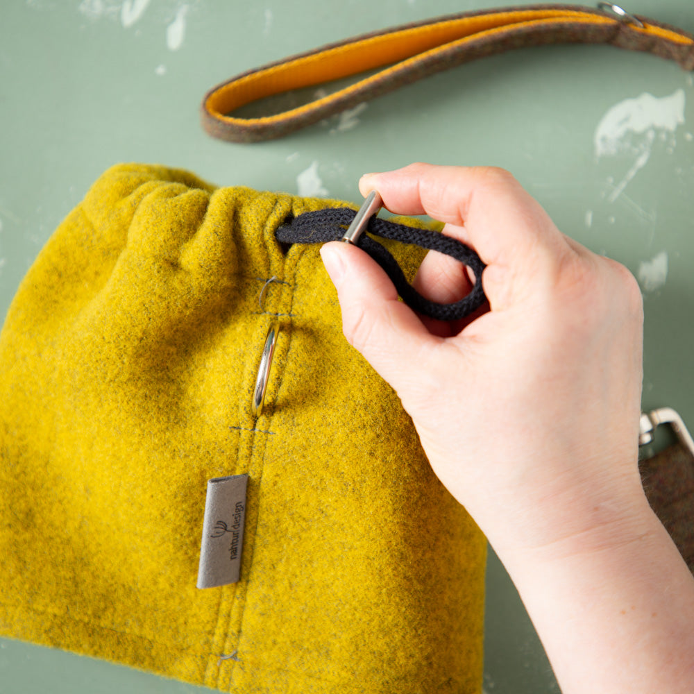 hundeloop-schurwolle-loden-weich-warm-atmungsaktiv-ohneplastik-curry-6