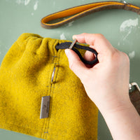 hundeloop-schurwolle-loden-weich-warm-atmungsaktiv-ohneplastik-curry-6