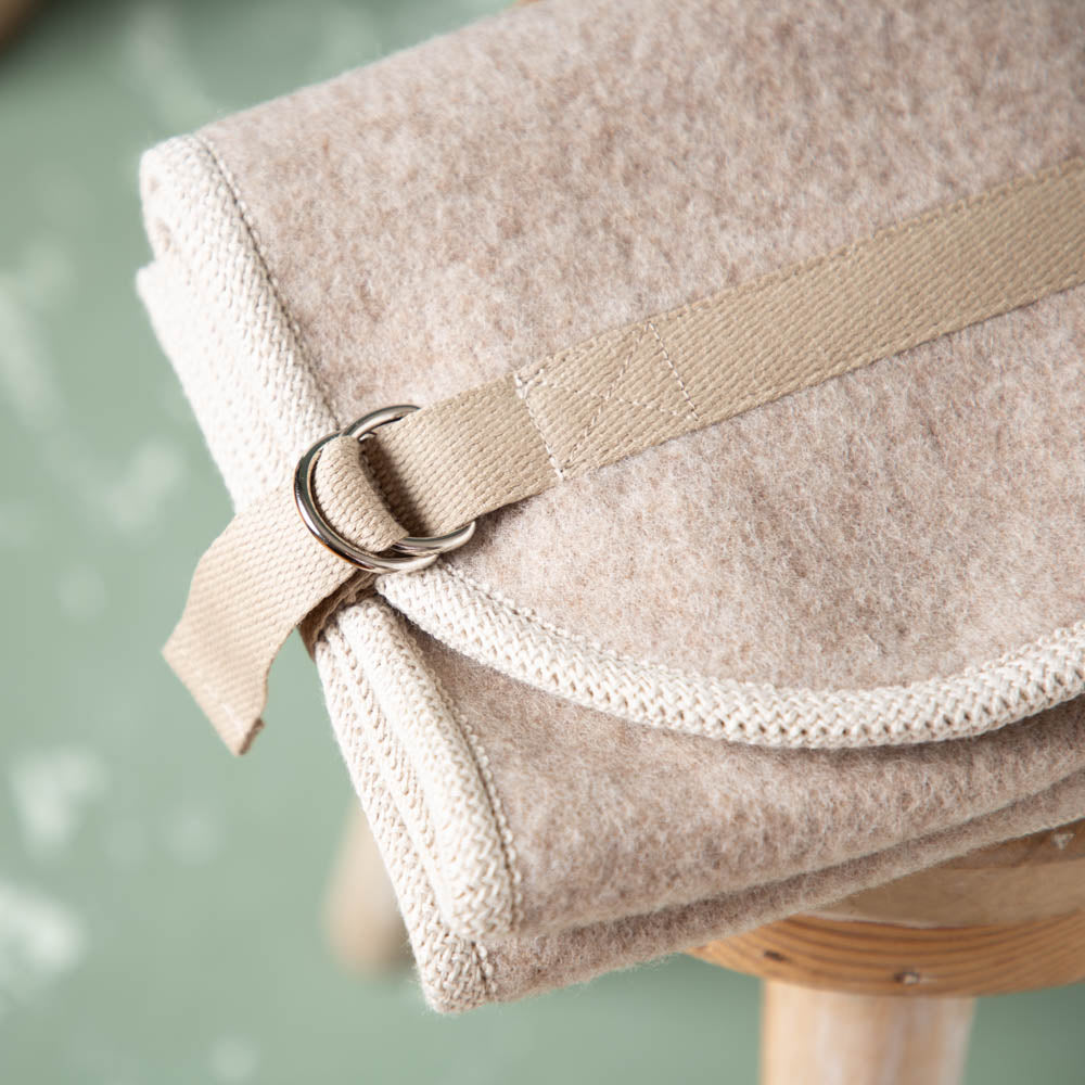 hundematte_schurwolle_mit_trageriemen_beige-3