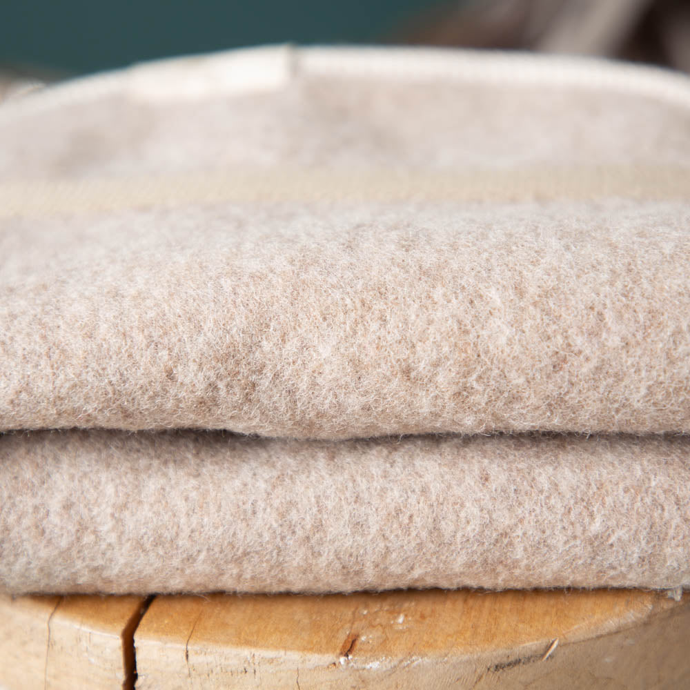 hundematte_schurwolle_mit_trageriemen_beige-5