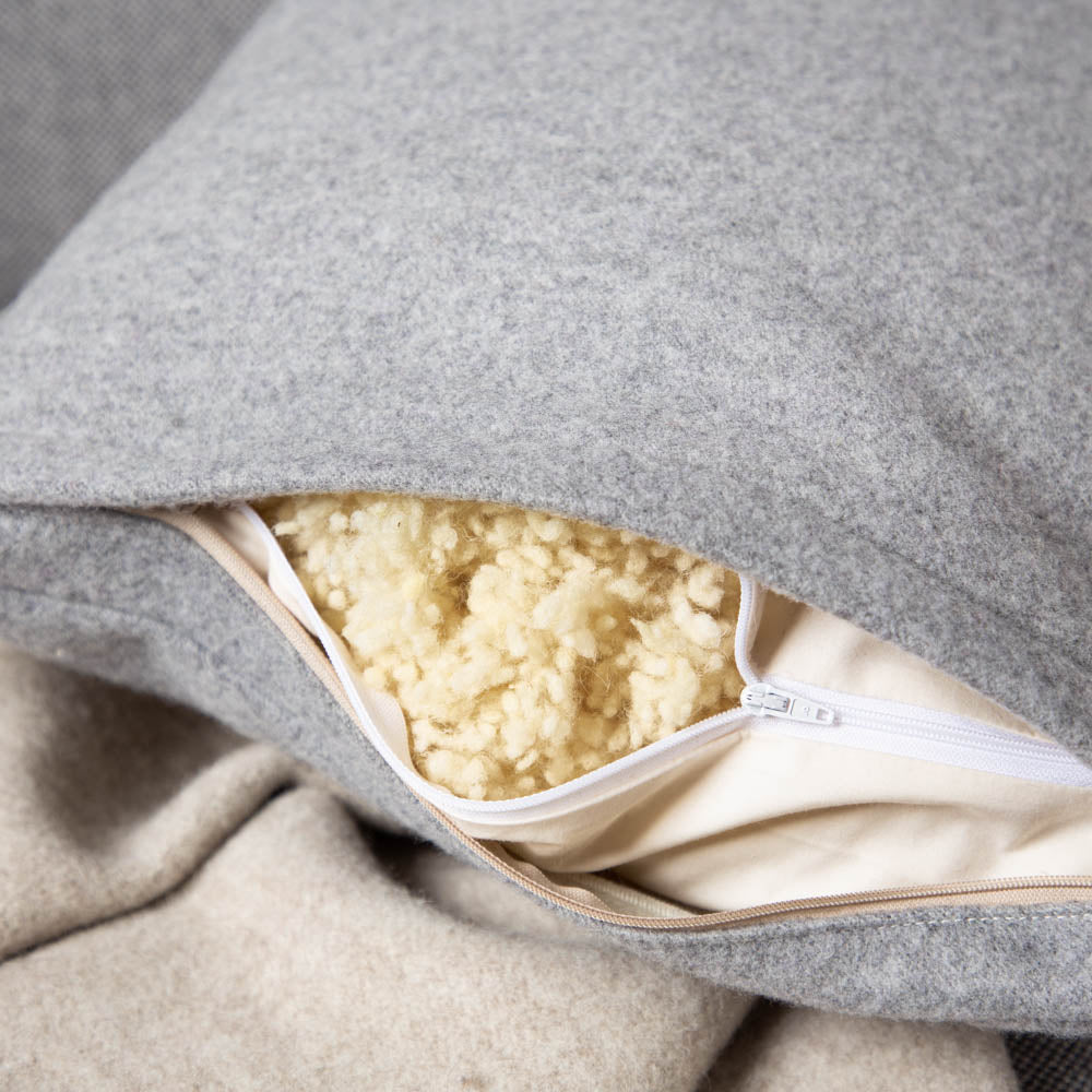 kuschelkissen_wollefullung_verschiedene_grossen_sofakissen_flauschloden_grau-2