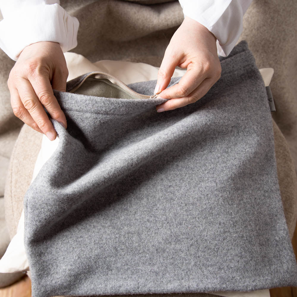 kuschelkissen_wollefullung_verschiedene_grossen_sofakissen_flauschloden_grau-5_26feeaf3-f077-4d39-84c1-e3e3f9924d52
