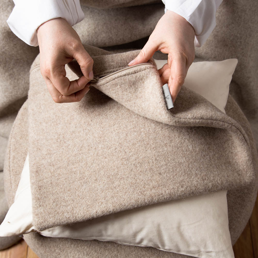 kuschelkissen_wollefullung_verschiedene_grossen_sofakissen_komfort_beige-5