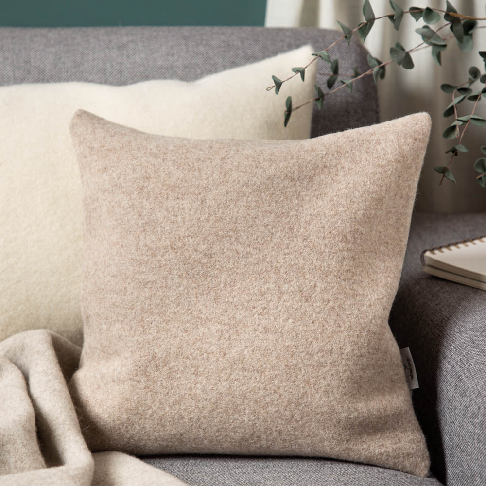 kuschelkissen_wollefullung_verschiedene_grossen_sofakissen_komfort_beige