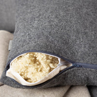 kuschelkissen_wollefullung_verschiedene_grossen_sofakissen_komfort_grau-2