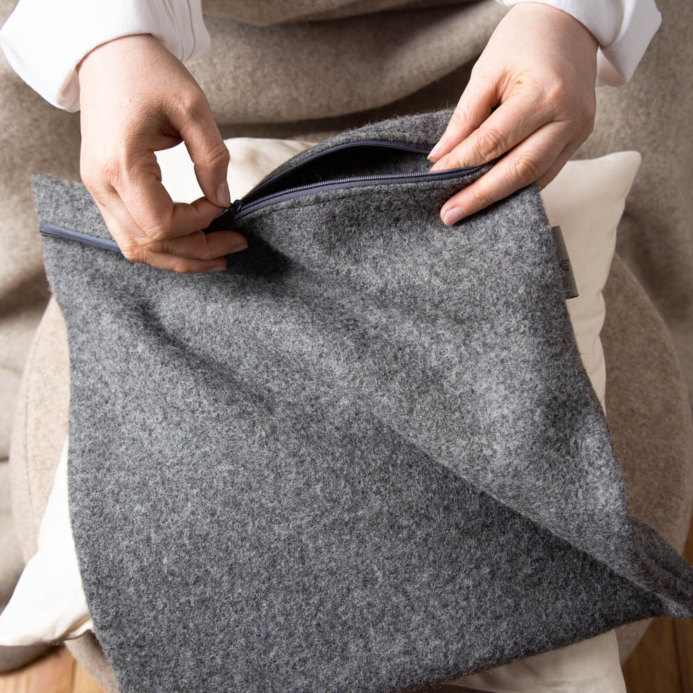 kuschelkissen_wollefullung_verschiedene_grossen_sofakissen_komfort_grau-6