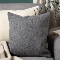 kuschelkissen_wollefullung_verschiedene_grossen_sofakissen_komfort_grau